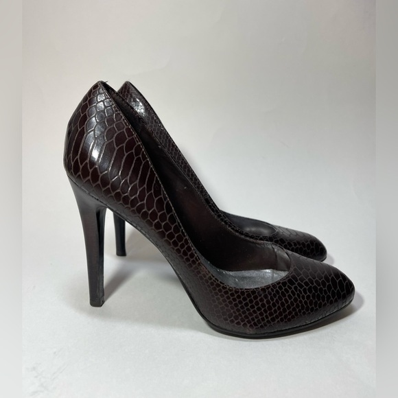 GIANNI BINI Women’s Size 7.5 Leather Snake Skin Closed Toe Heels - Picture 1 of 11